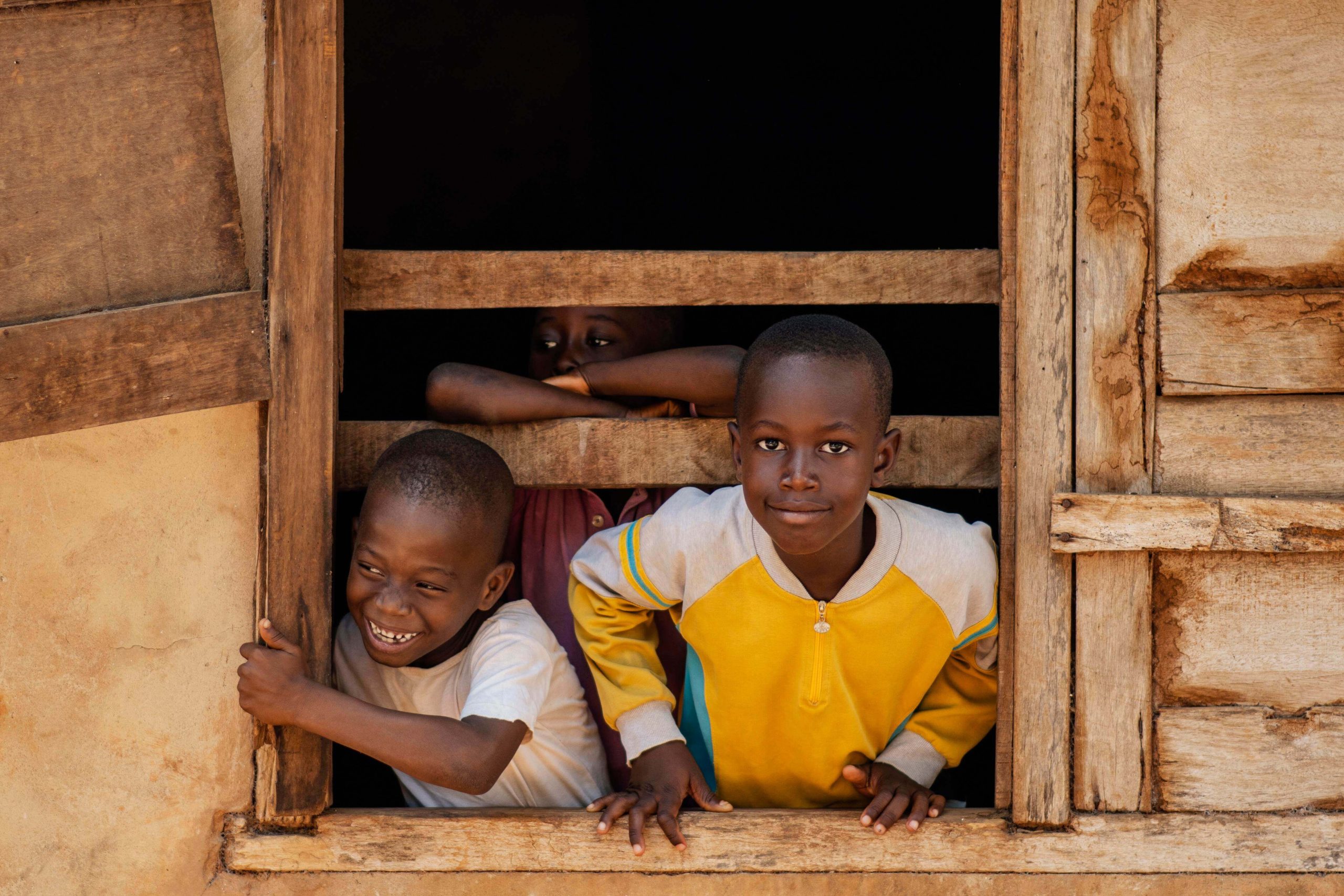 medium-shot-smiley-kids-posing-together